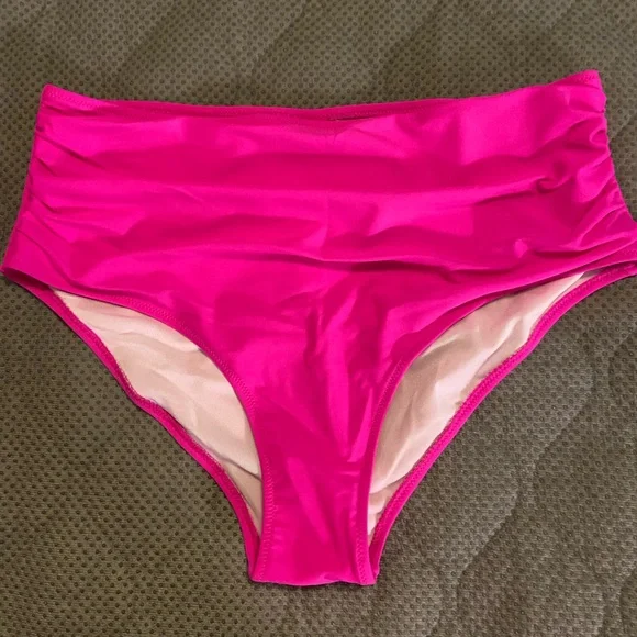 Hot pink bikini - Picture 5 of 6